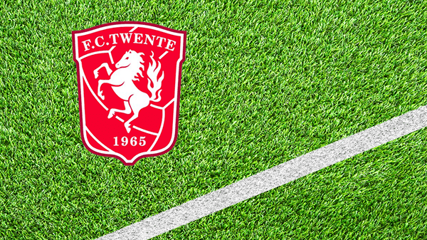 Logo voetbalclub Enschede - FC Twente - Football Club Twente - in kleur op grasveld met witte lijn - 600 * 337 pixels